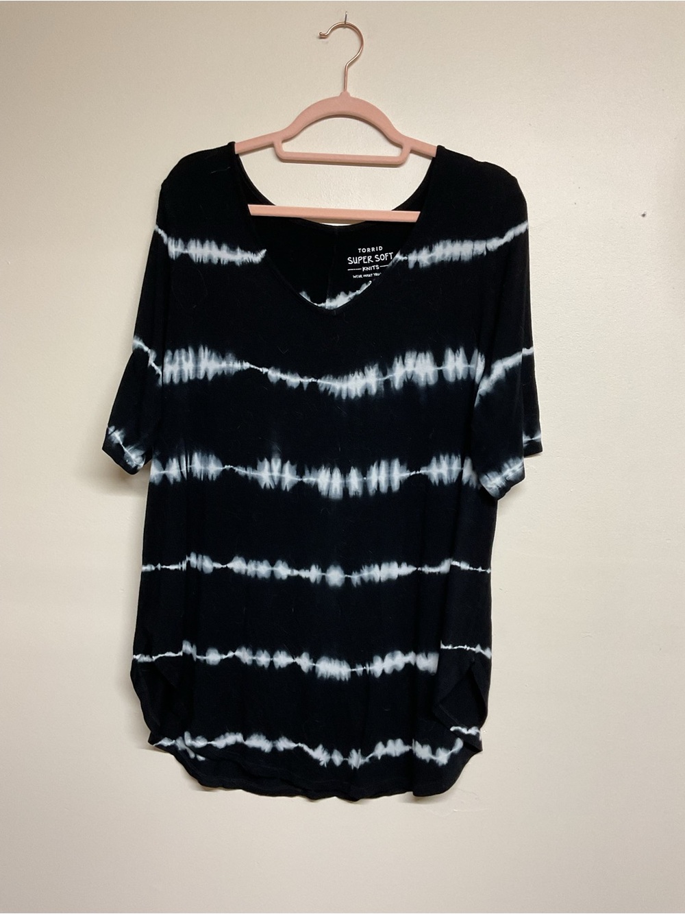torrid Black & White Tie-Dye V-Neck Short Sleeve Top